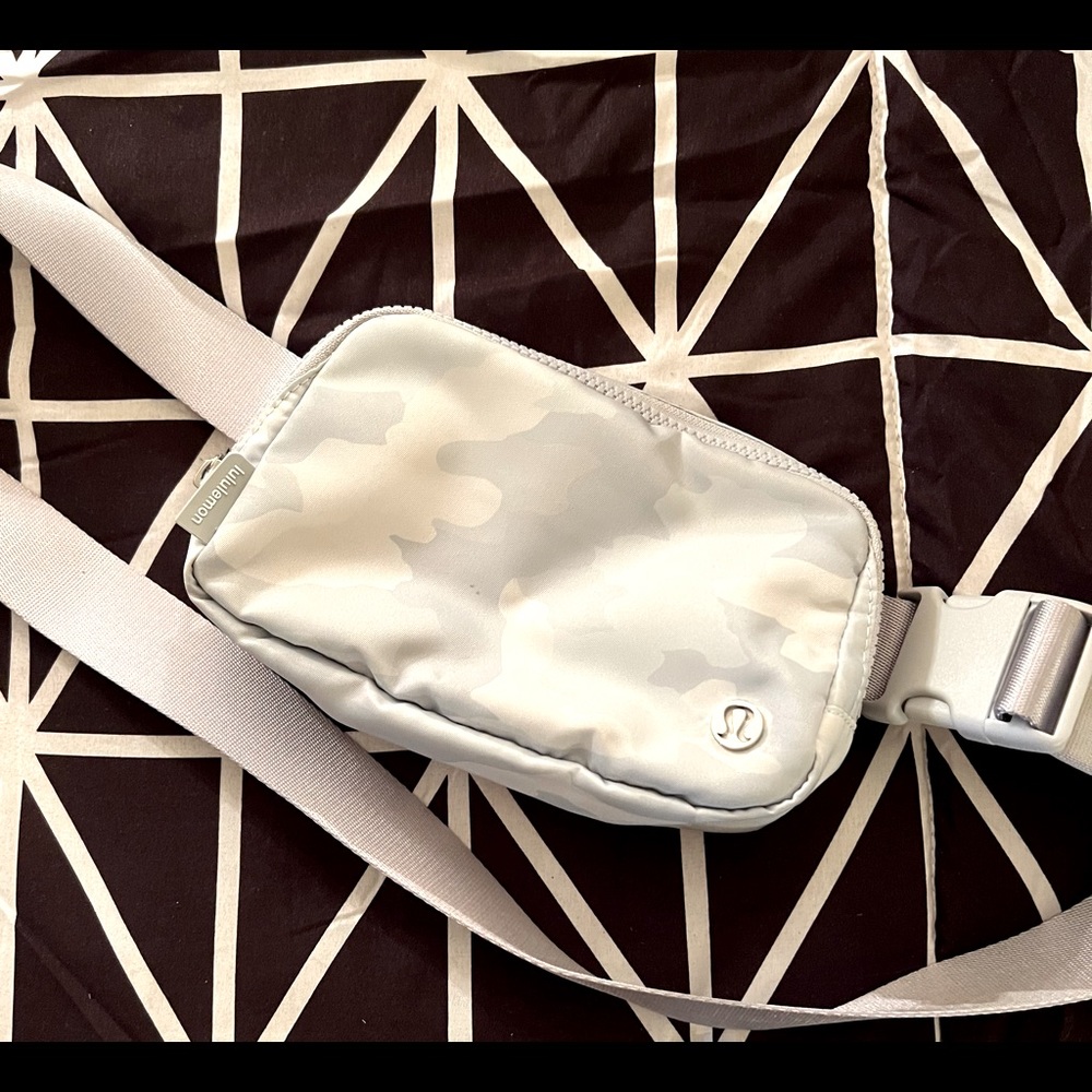 Lululemon Everywhere Belt Bag
